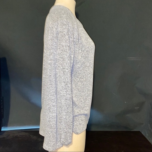 Two old navy tops - Picture 3 of 8